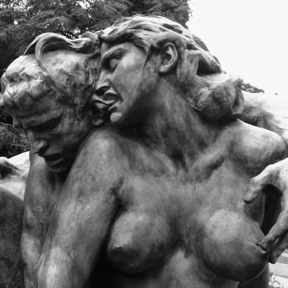 Скульптура дамы которая покусывает ухо фавна