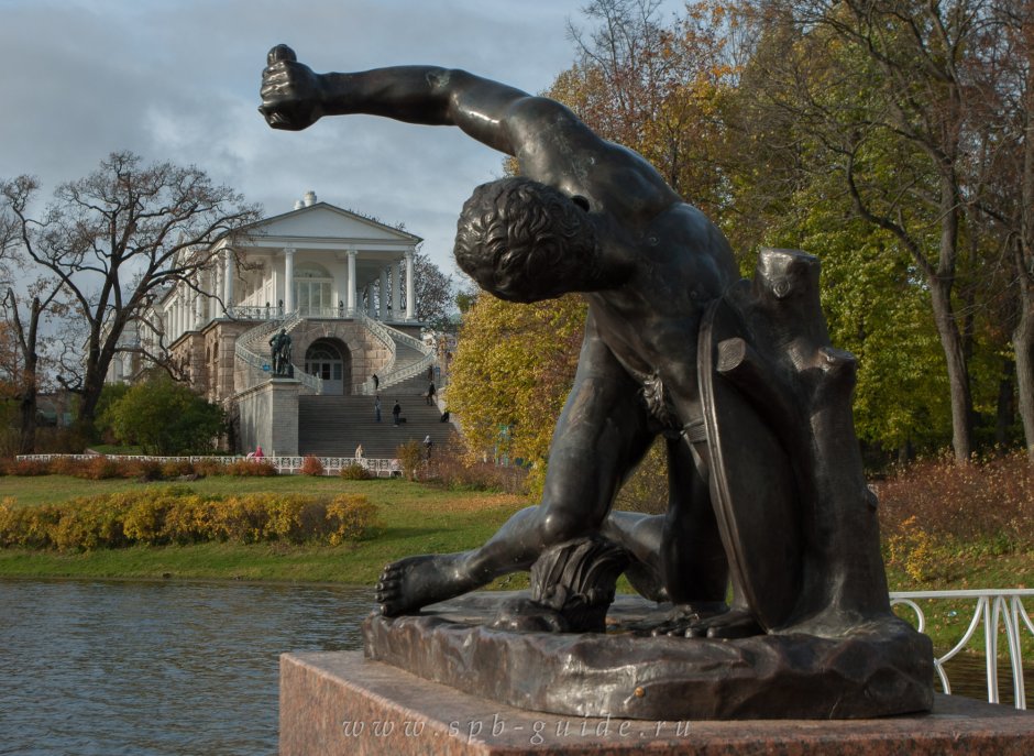 Скульптура мальчика на озере в Екатерининском парке, Пушкин