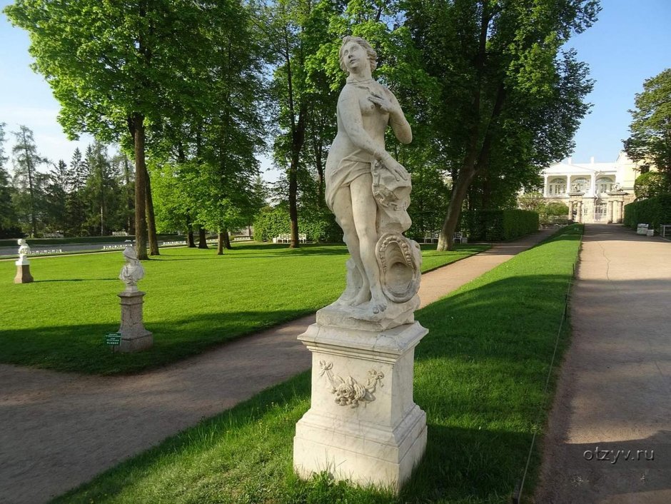 Скульптуры в Екатерининском парке Пушкин