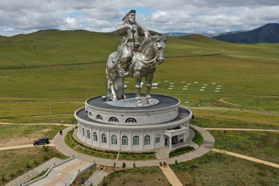 Памятник Чингисхану в Улан-Баторе