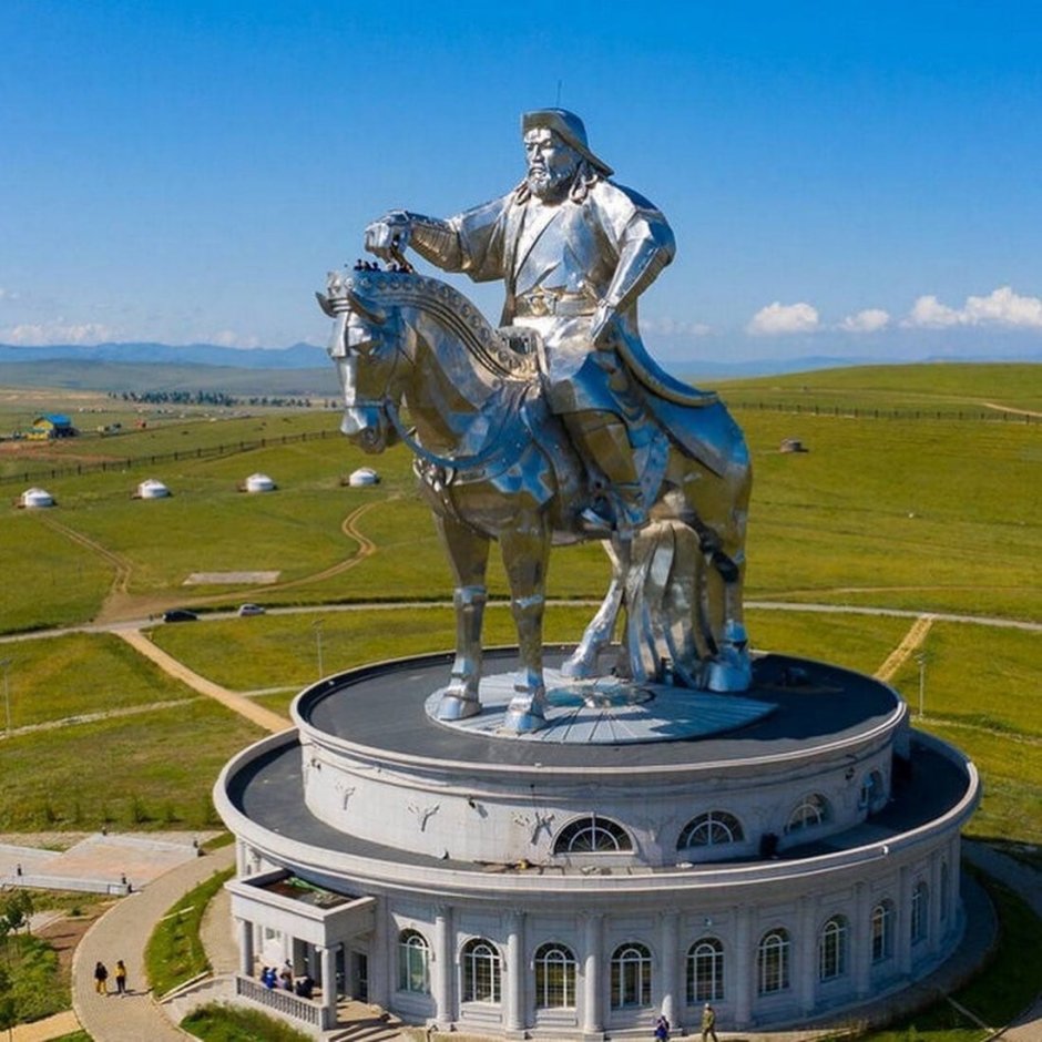Статуя Чингисхана в Улан-Баторе