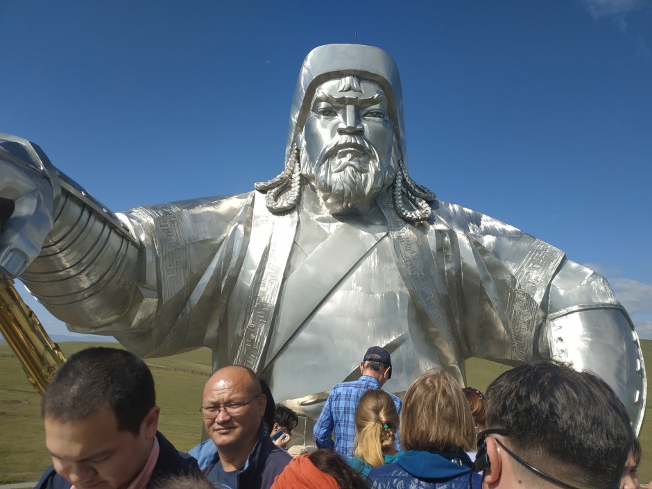 Магнолия памятник Чингисхан