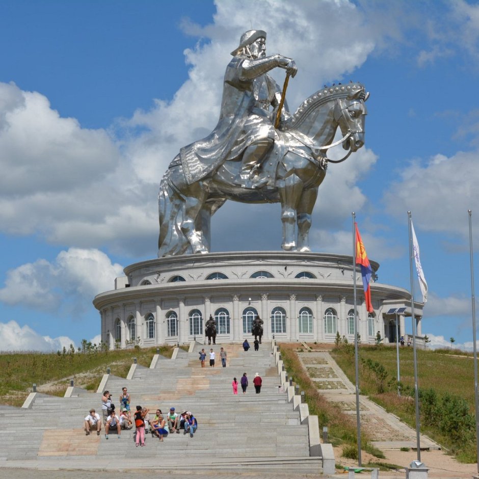 Монголия столица Улан Батор статуя Чингисхана