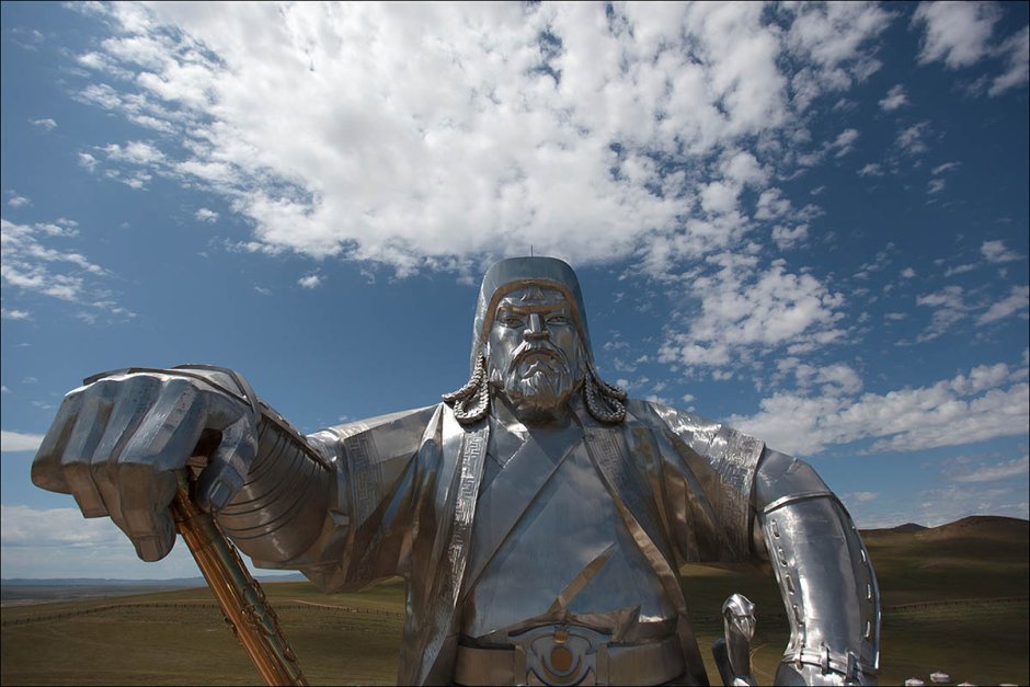 Чингис Хан статуя