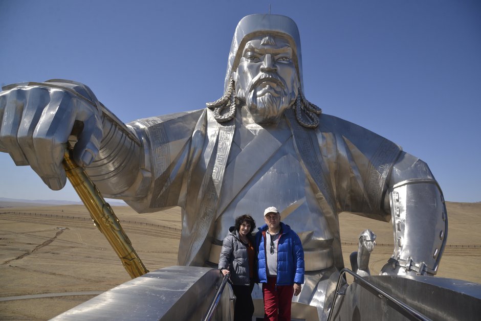 Чингиз Хан статуя