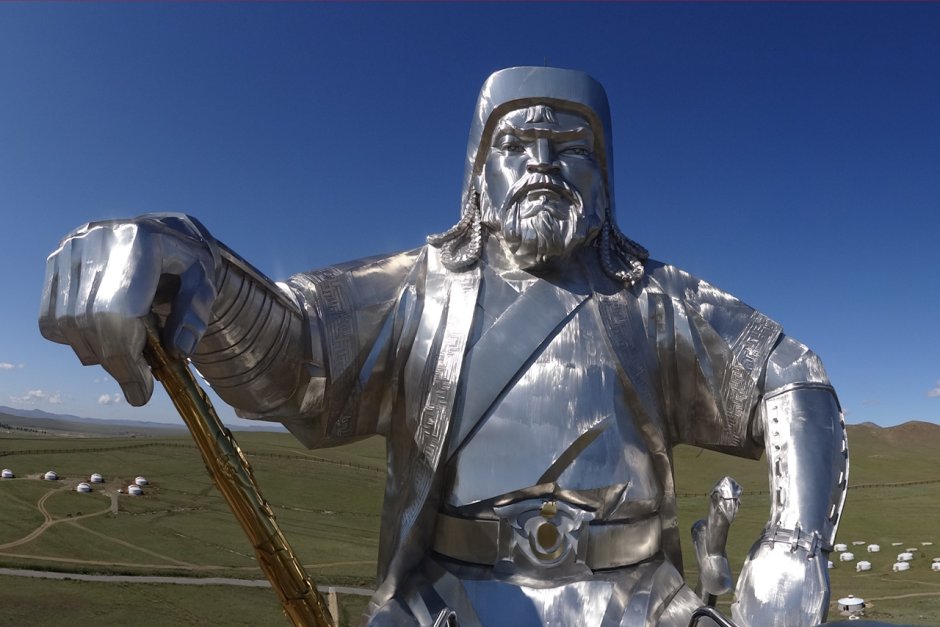 Чингиз Хан статуя