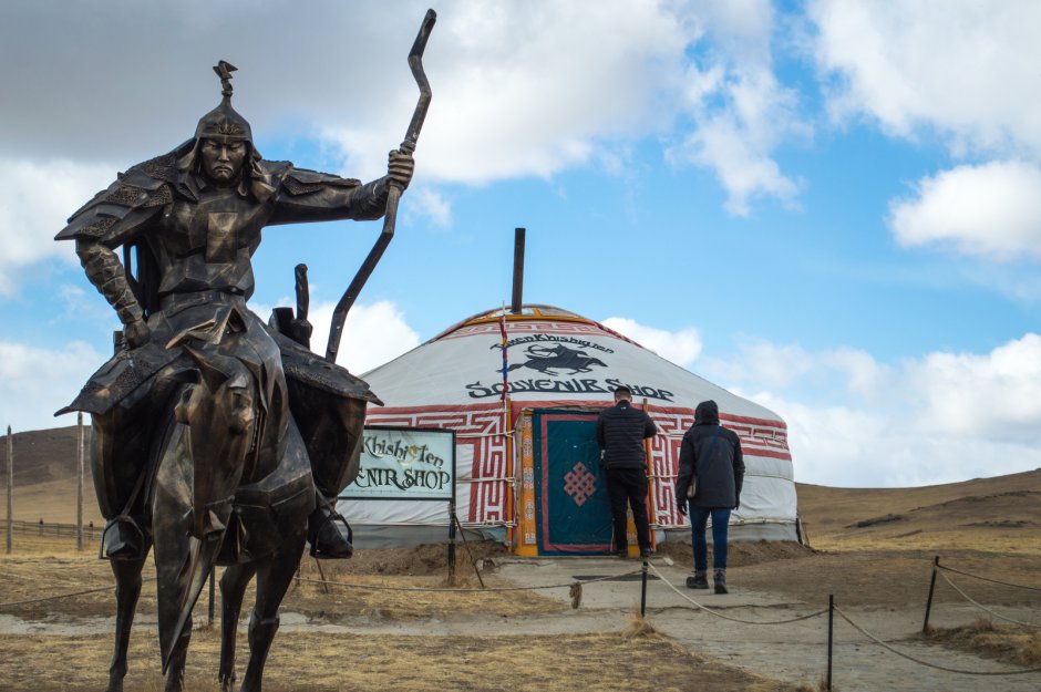 Памятник Чингиз Хану в Монголии