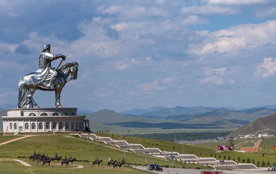 Конная статуя Чингисхана в Монголии
