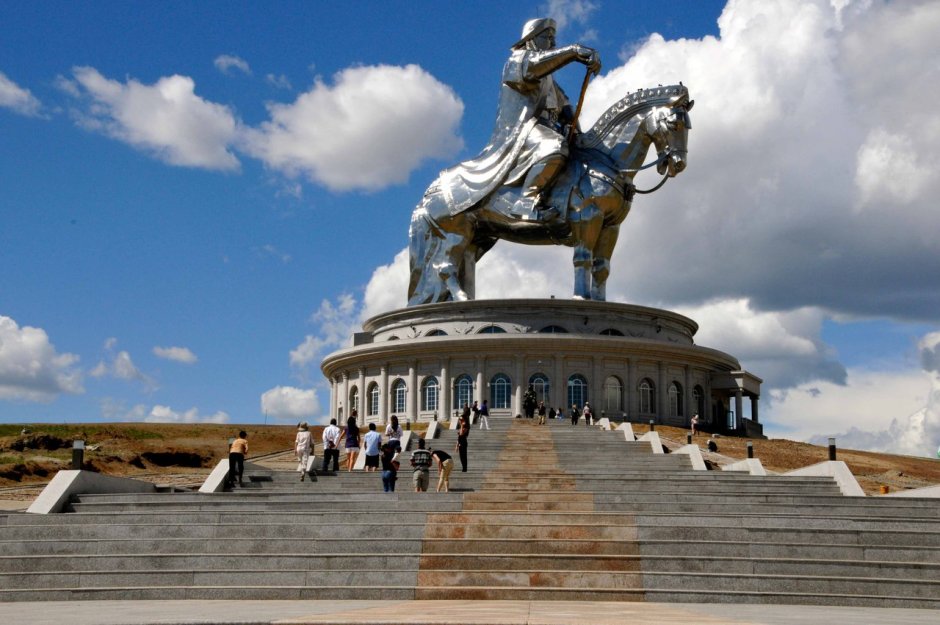 Статуя Чингисхана в Монголии