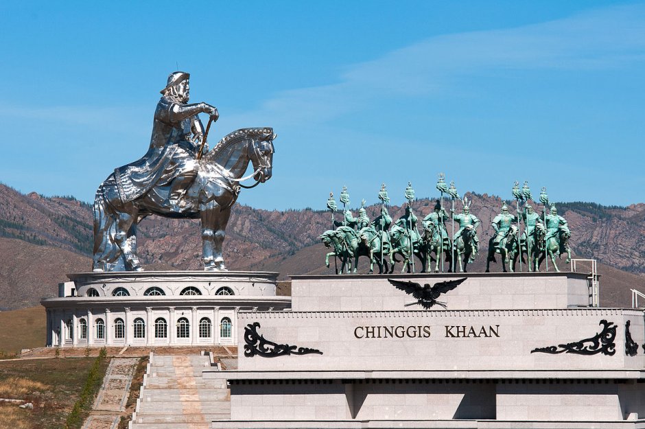 Статуя Чингисхана в Улан-Баторе