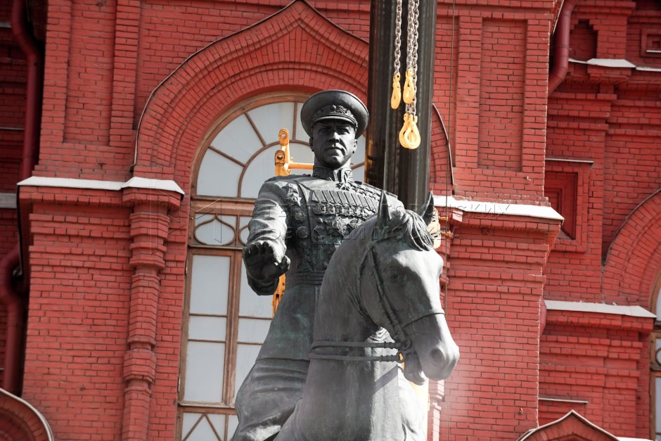 Памятник Жукову на Манежной