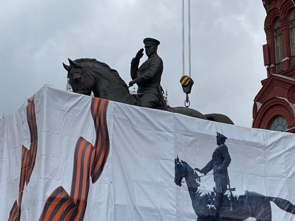 Памятник маршалу Жукову в Москве 2020
