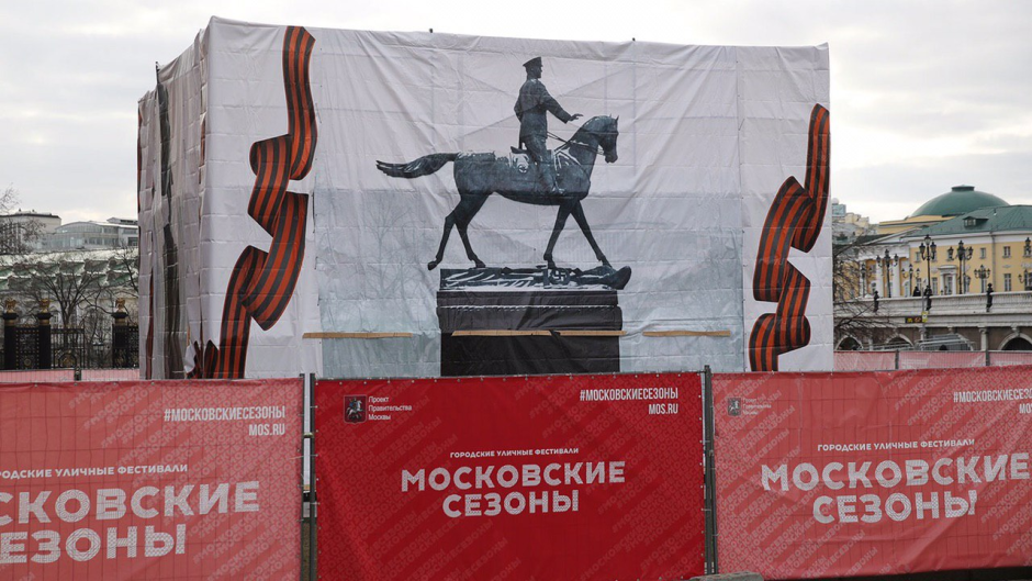 Памятник Жукову пьедестал