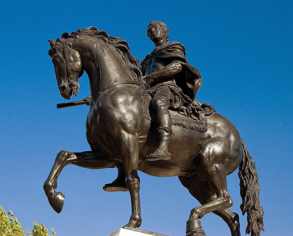 Памятник всадник на коне в Москве