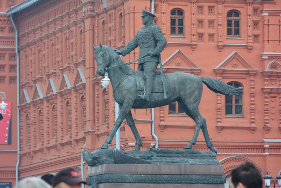 Памятник маршалу Жукову в Москве на красной площади