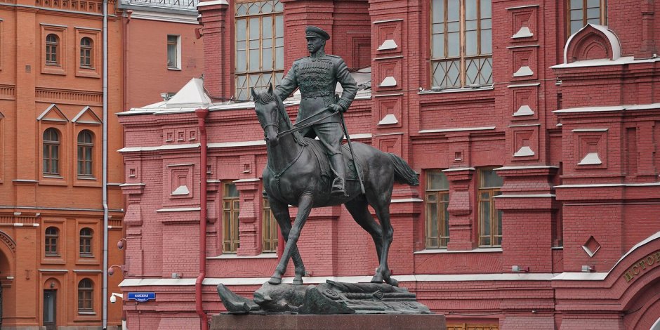 Памятник маршалу Жукову на Манежной площади в Москве
