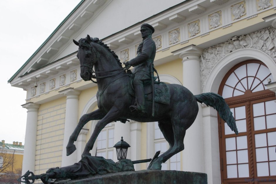 Памятник Георгию Константиновичу Жукову
