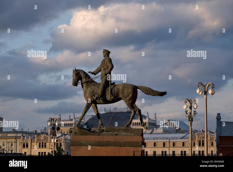 Памятник Жукову конь с яйцами