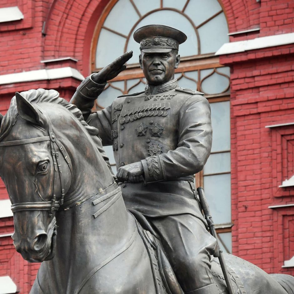 Маршал Жуков памятник на красной площади