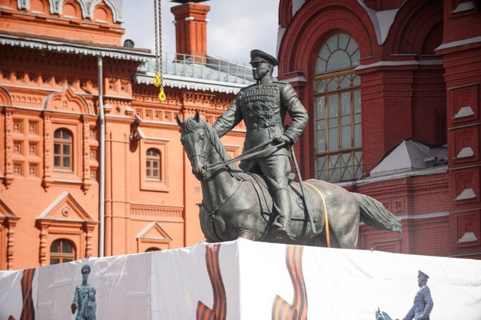 Памятник Георгию Жукову в Москве