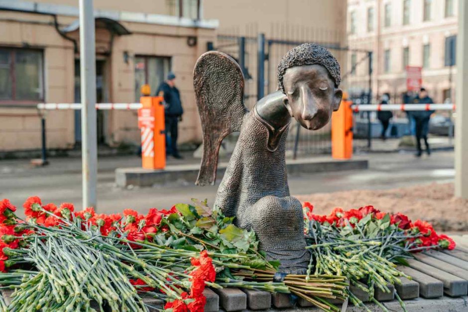 Печальный ангел памятник врачам в СПБ
