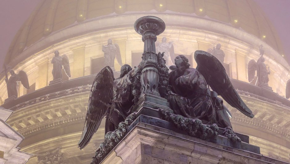 Дворцовая площадь в Санкт-Петербурге ангел