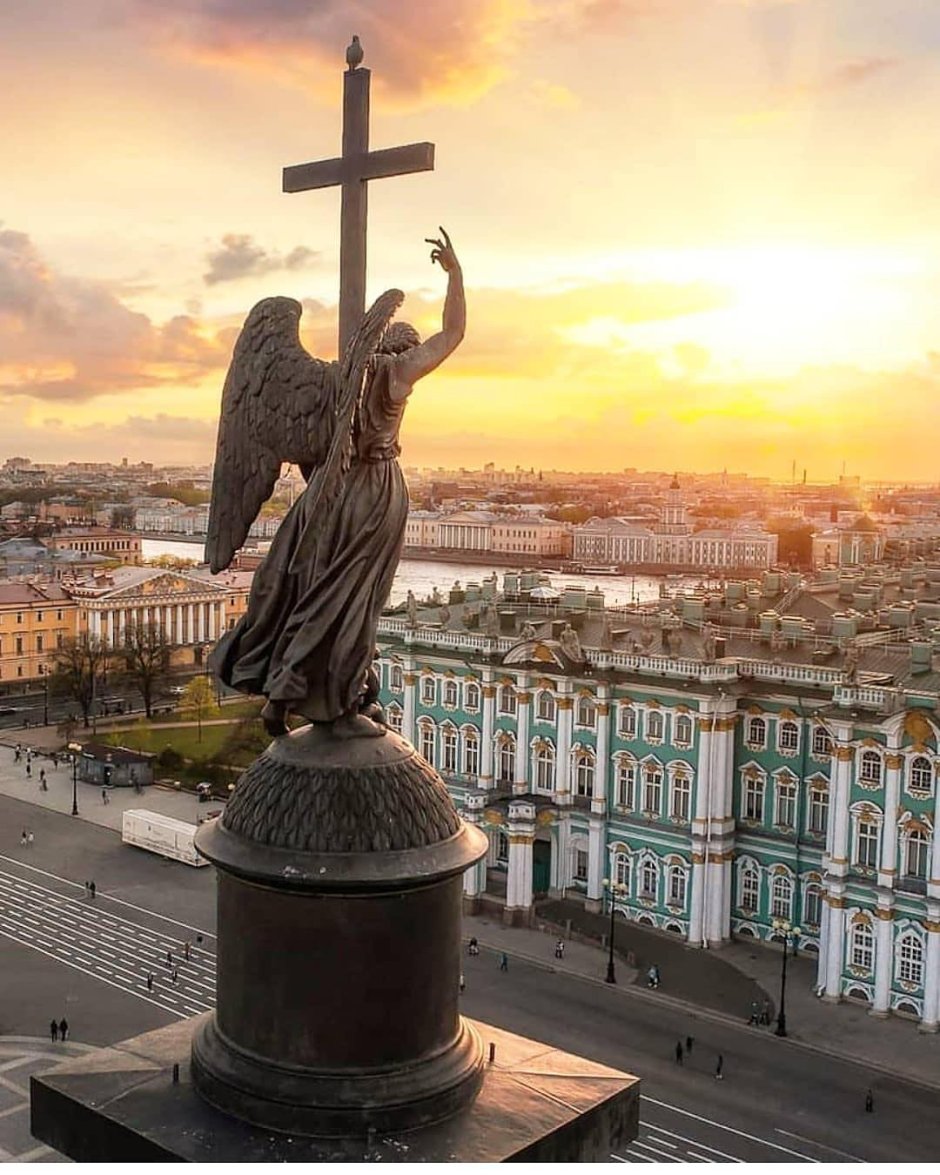 Ангел на Александровской колонне в Санкт-Петербурге