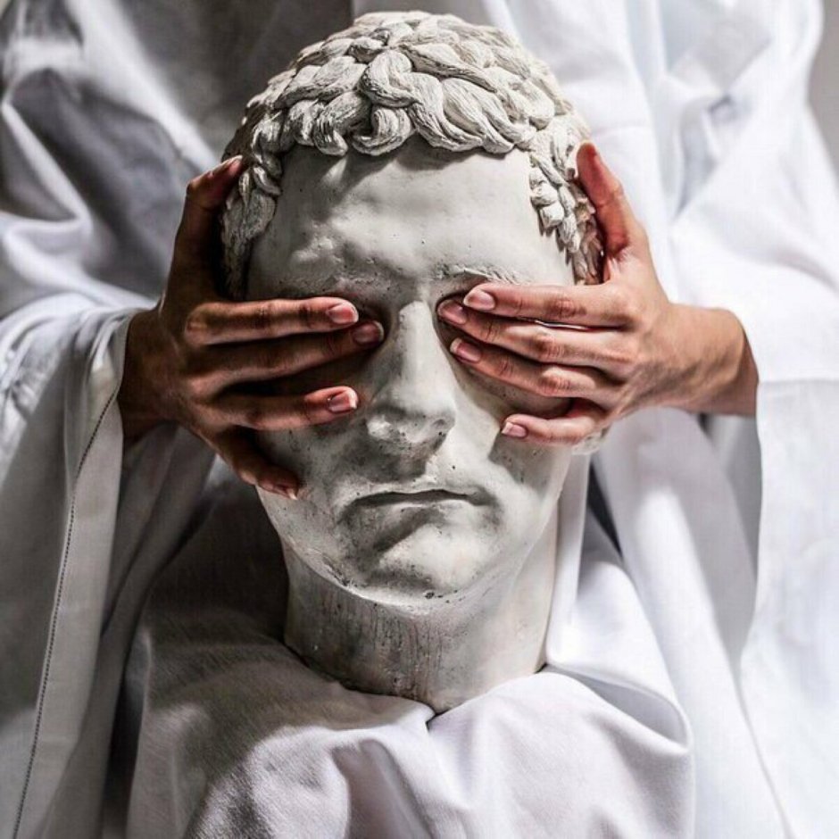 Статуя с закрытыми глазами