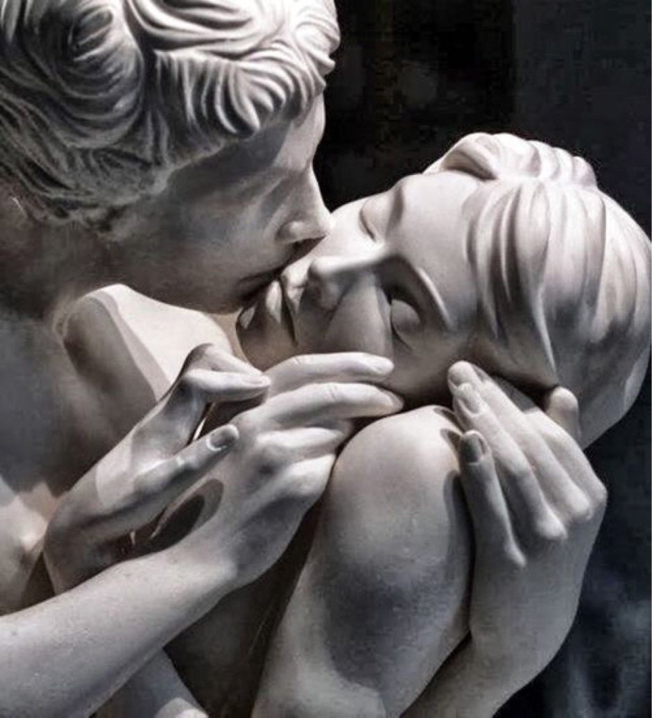 Скульптура поцелуй Пирес