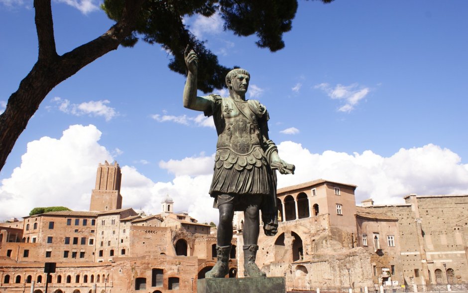 Юлий Цезарь памятник в Риме