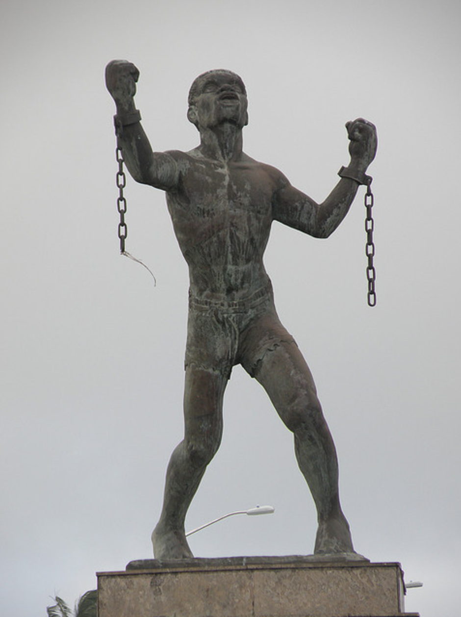 Скульптура раб разрывающий цепи