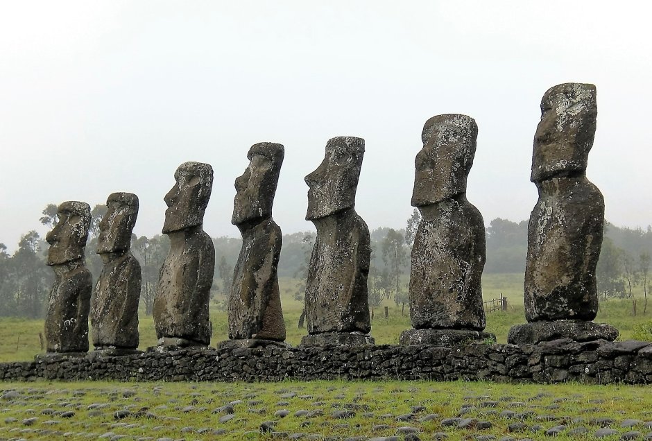 Древние статуи из камня на острове Пасхи