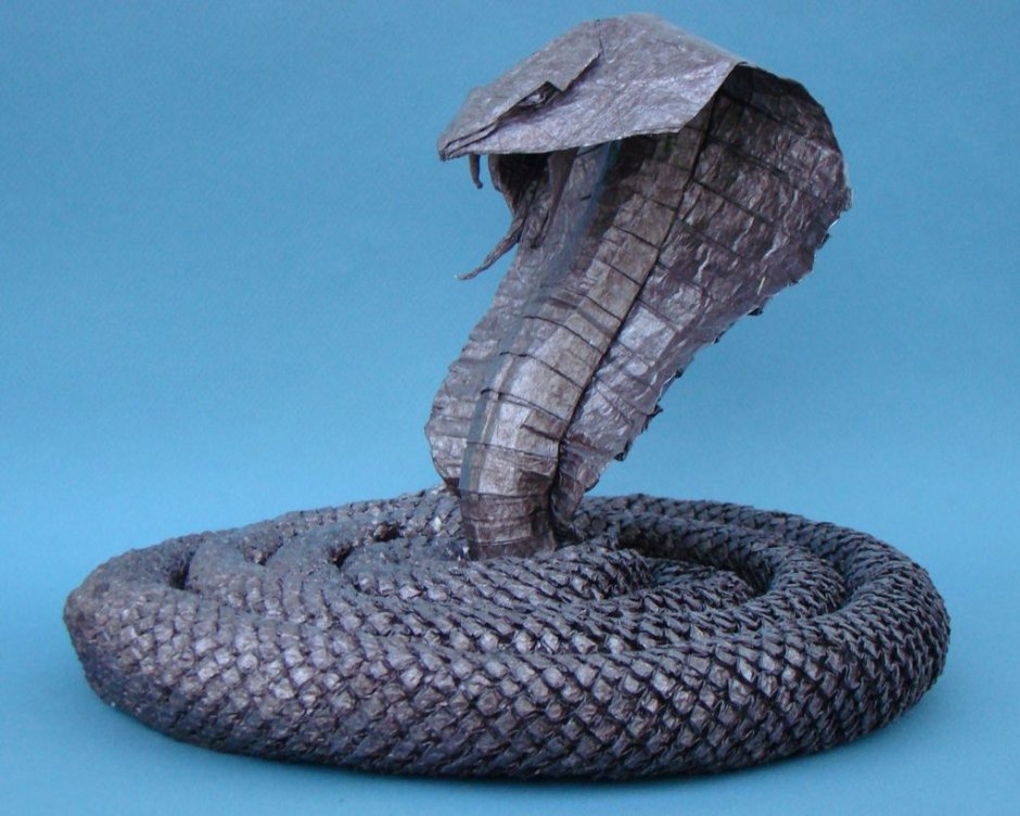 Скульптура змея