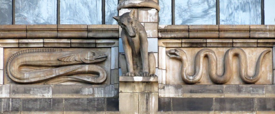 Скульптура змеи во Франции