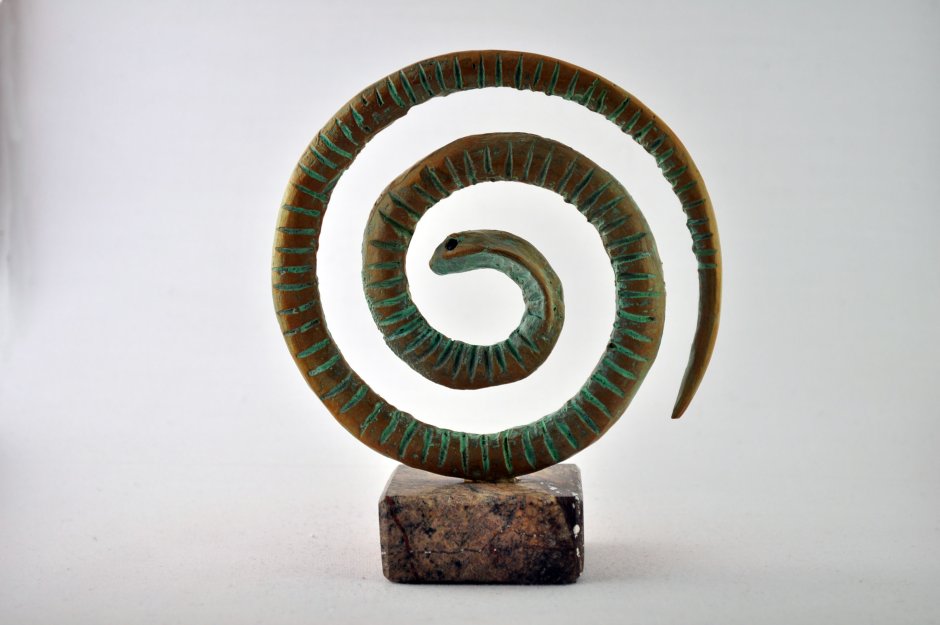 Скульптуры со змеями ,деревянный