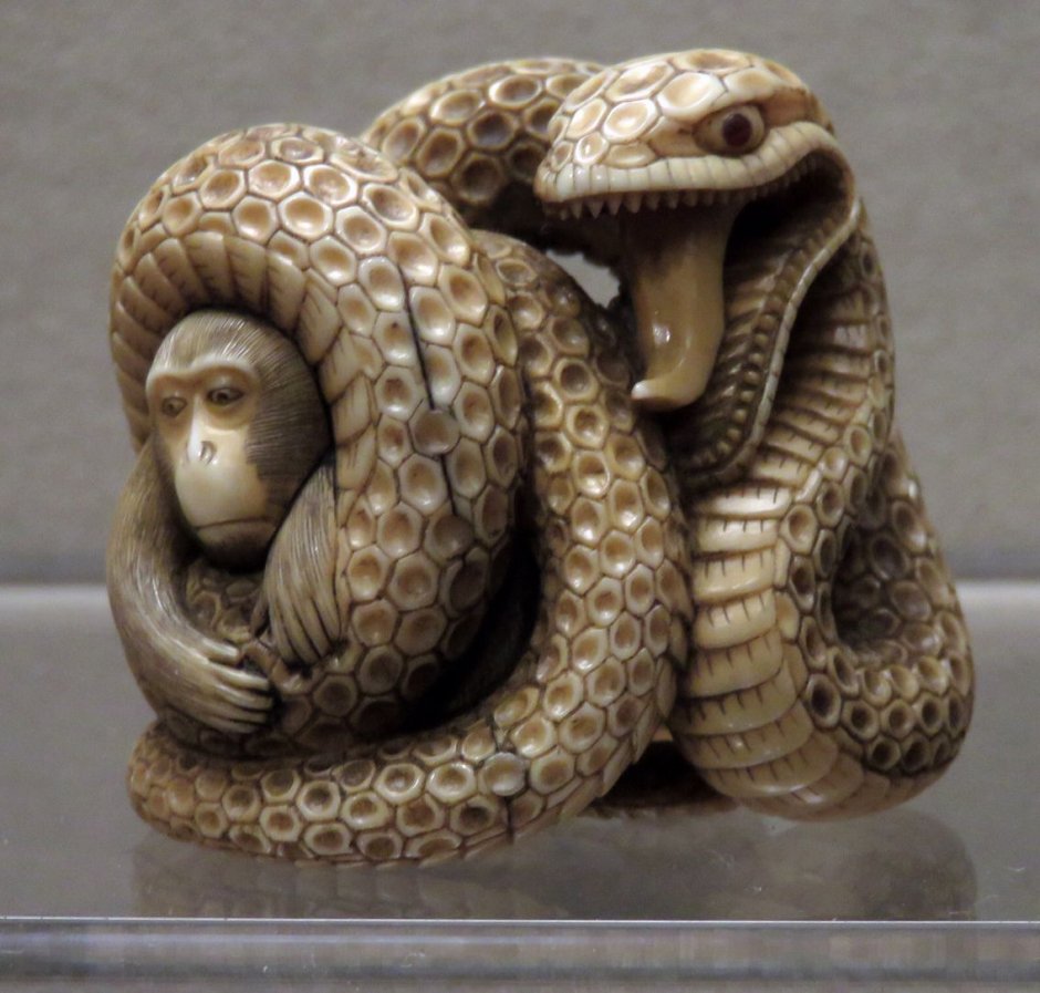 Скульптура змеи