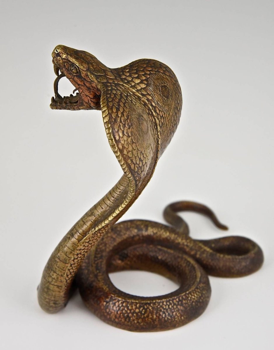 Статуя змеи