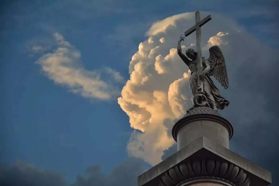 Александровская колонна в Санкт-Петербурге ангел