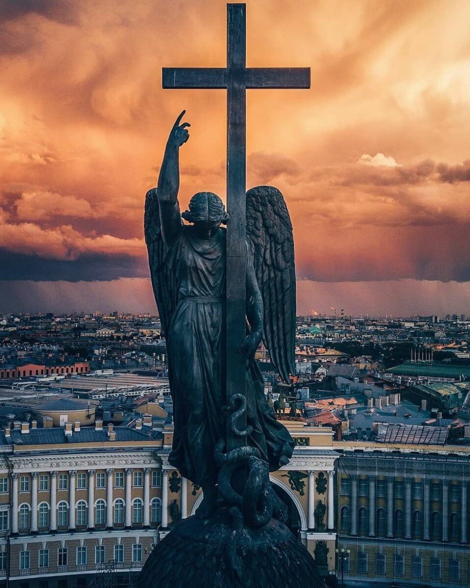 Ангел на Александровской колонне в Санкт-Петербурге