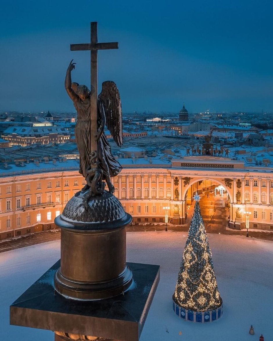 Ангелы Исаакиевского собора в Санкт-Петербурге
