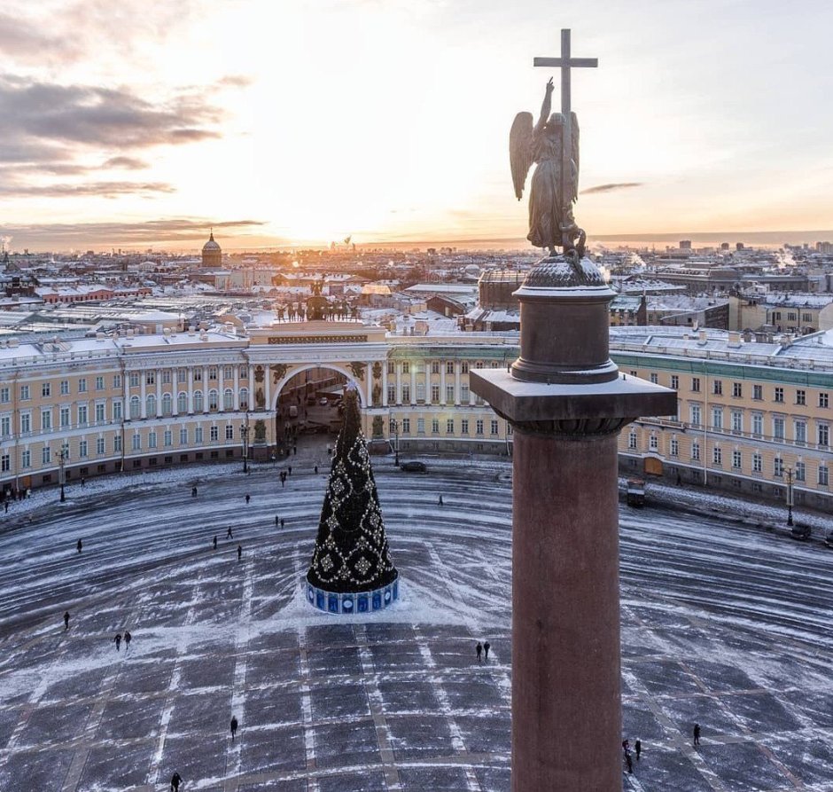 Дворцовая площадь в Санкт-Петербурге ангел
