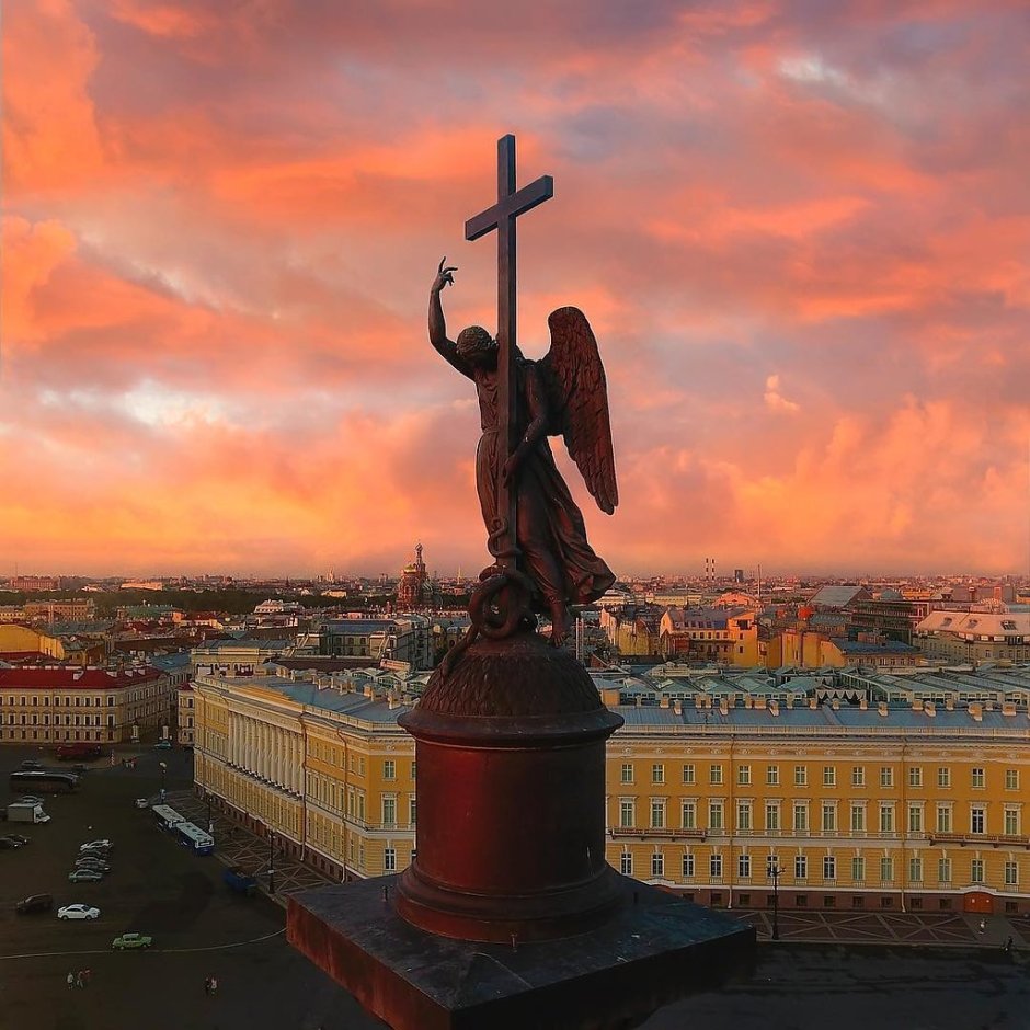 Дворцовая площадь Александровская колонна ангел