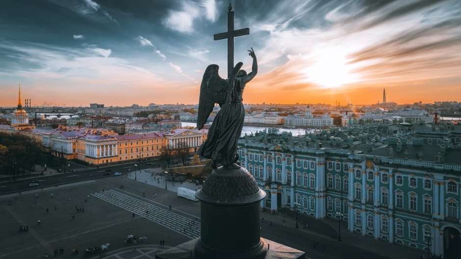 Ангел на Александрийском столпе в Санкт-Петербурге