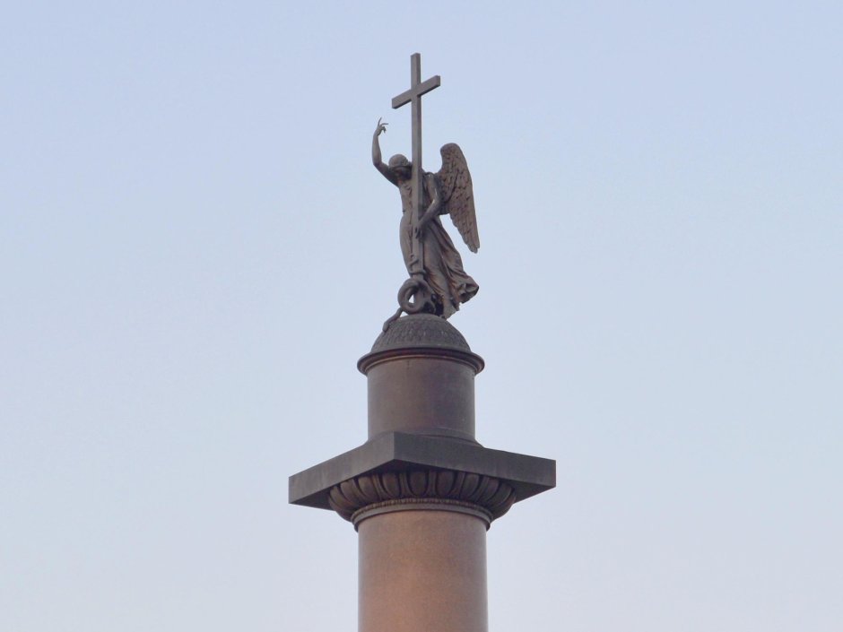 Скульптура ангела на александровской колонне
