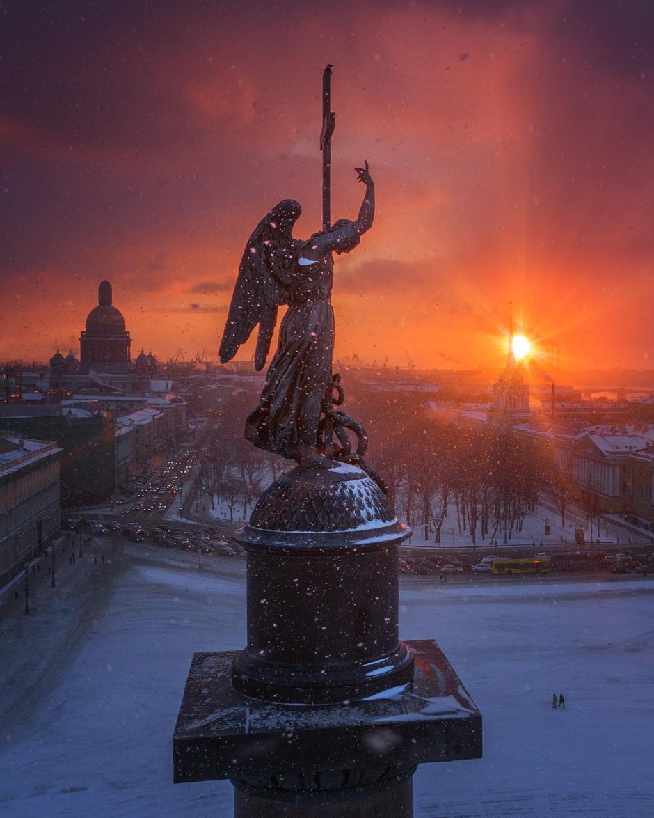 Ангел на колонне на Дворцовой площади
