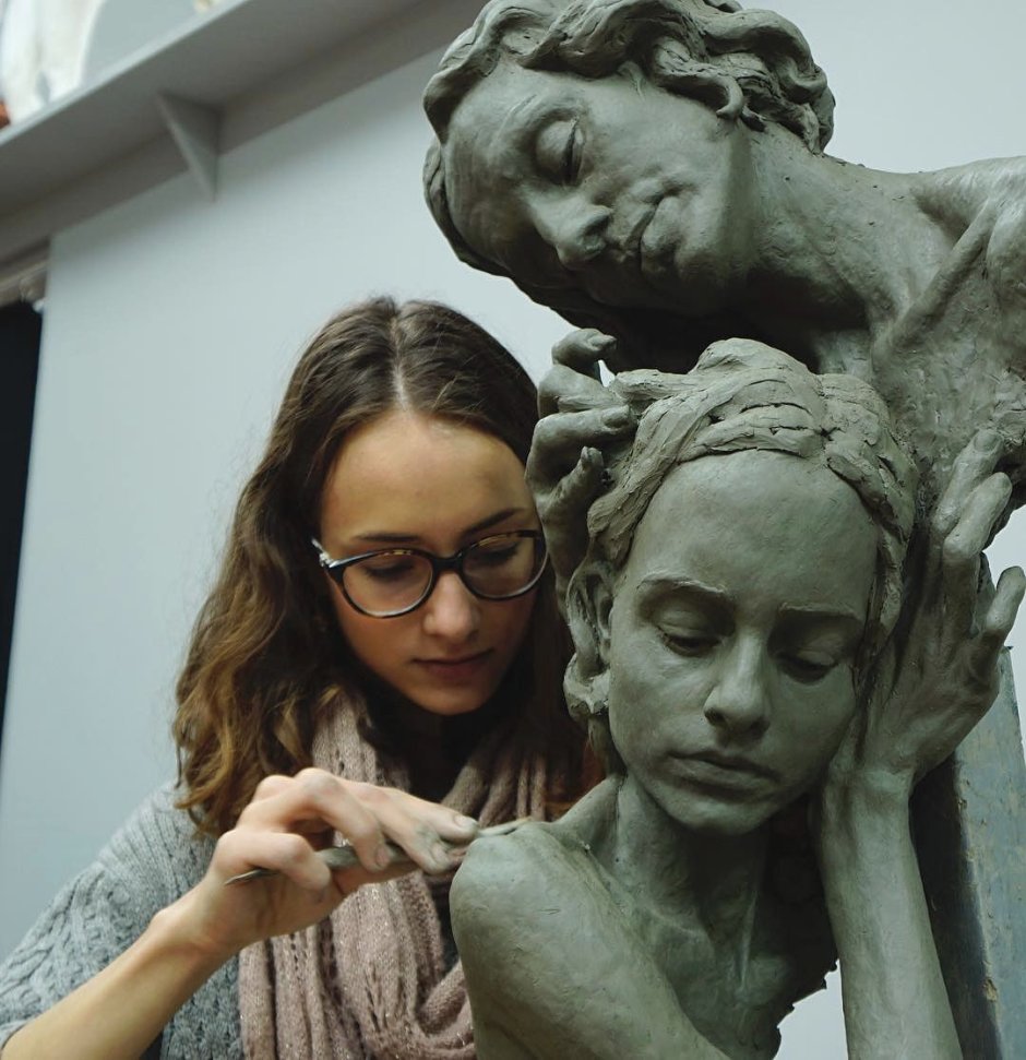 Скульптура мама и дочь