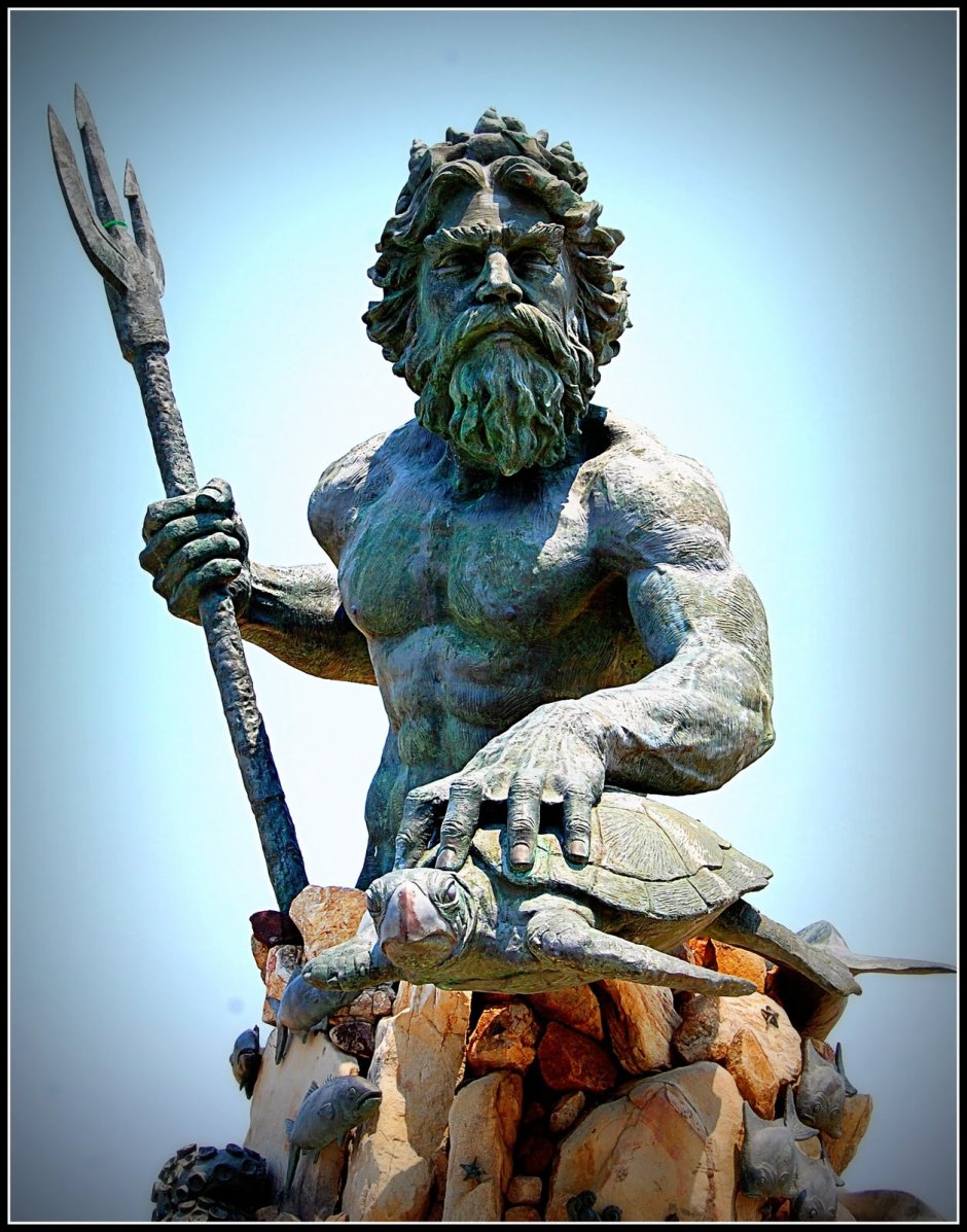 Нептун Бог морей статуя