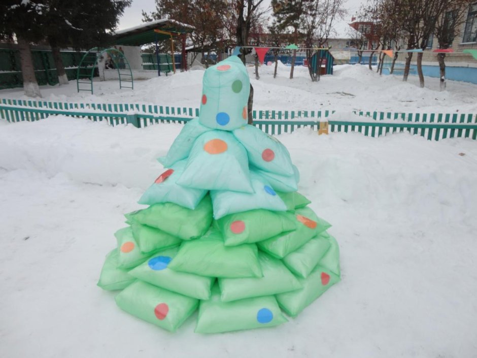 Постройки из снега в детском саду на участке