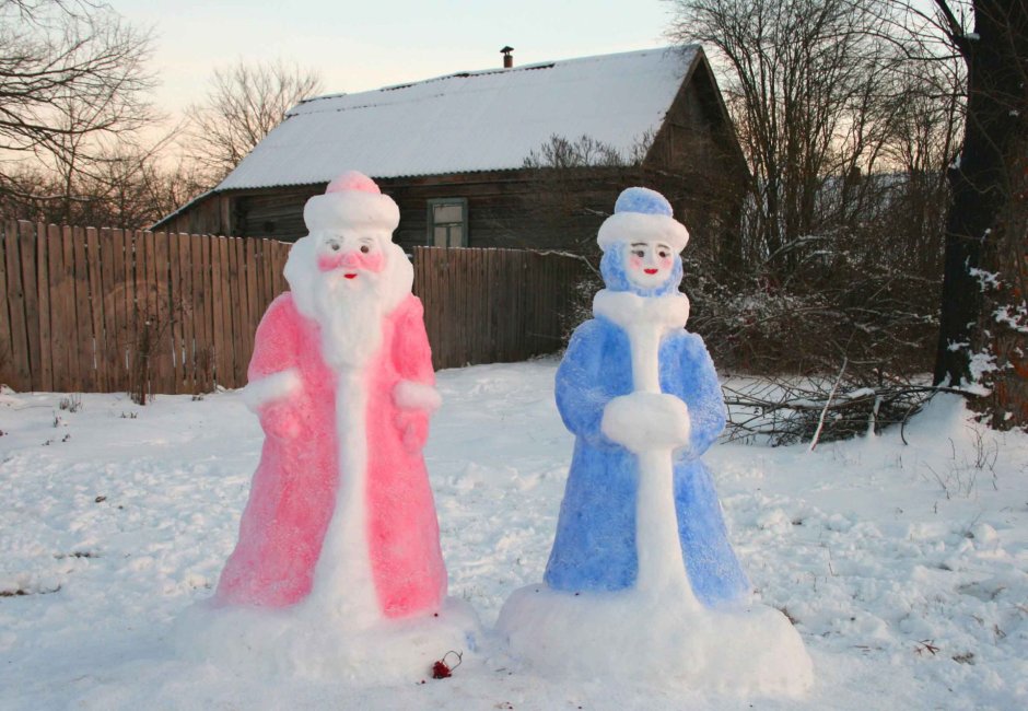 Снежные фигуры Деда Мороза и Снегурочки