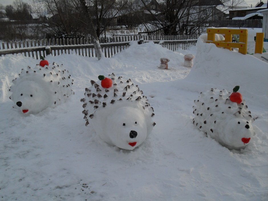 Фигуры из снега в садике